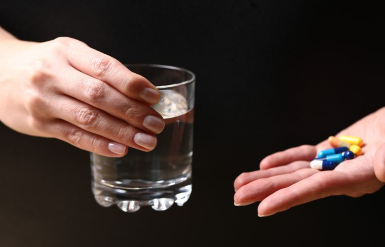 Чим запивати таблетки: вода, сік, молоко, кава і чай